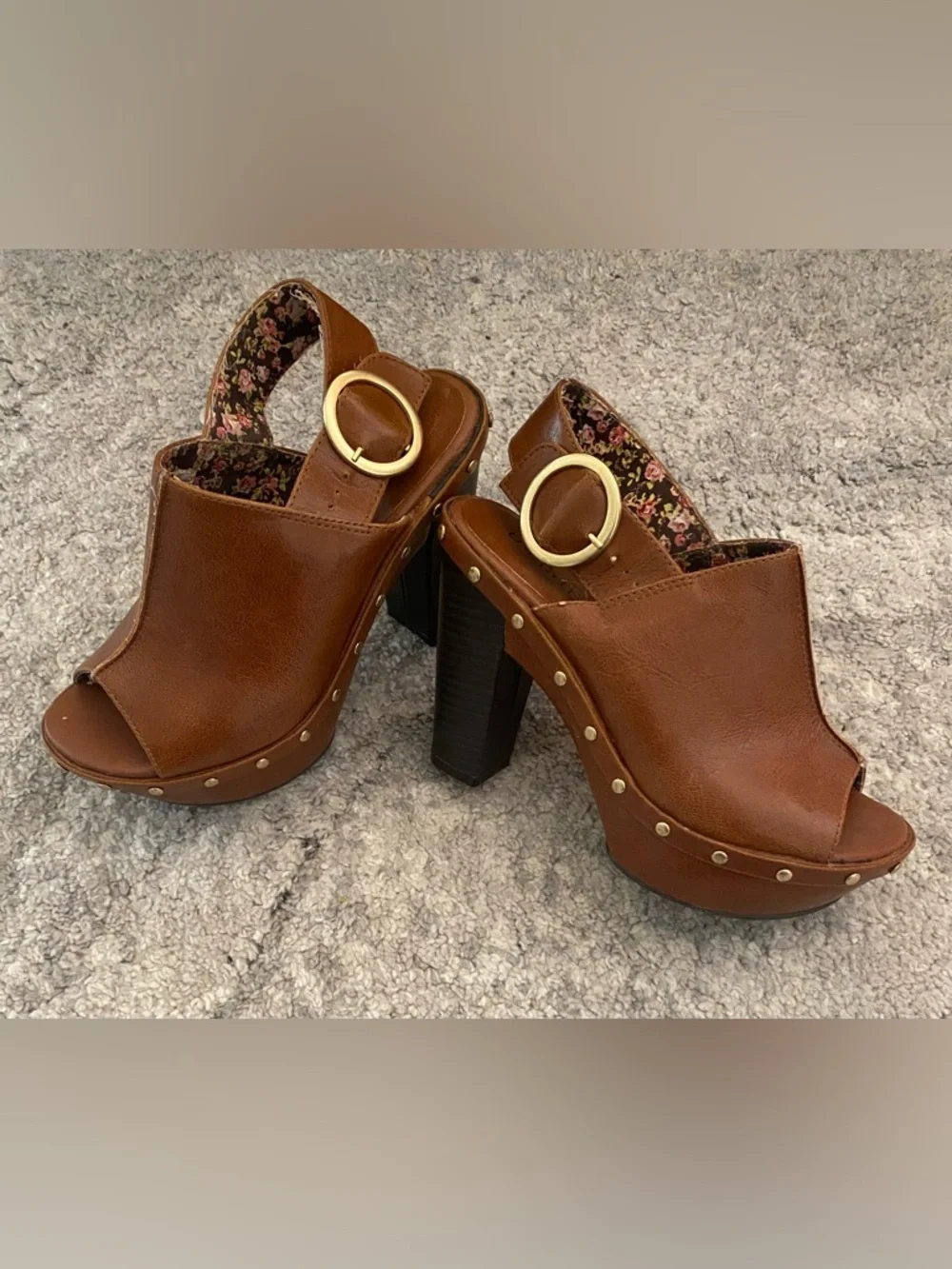 Unlisted Kenneth Cole 90’s Y2K Studded Gold Buckle Platform Sandals Size 6